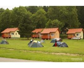 Autokemp u rybníka Olšovec o rozloze 4 ha. Ubytovací kapacita až 450 lůžek v chatkách, cca 1 000 míst pro stany, 80 přípojek pro karavany.
