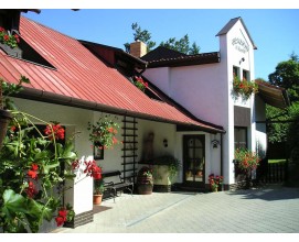 Rodinný penzion se nachází  na okraji města Blanska v rozlehlé zahradě s krásným výhledem. Nabízí romantické ubytování a stravování v restauraci, která je součástí penzionu.