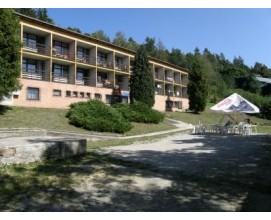 Hotel Riviera se nachází v obci Jedovnice, je postaven na levém břehu rybníka Olšovce, obklopen lesy. Hotel nabízí ubytování ve 21 pokojích.