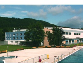 Ubytovna s kapacitou 64 lůžek se nachází v klidném prostředí areálu Sportovního ostrova v Blansku. Ze všech pokojů je výhled na aquapark.