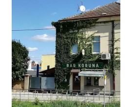 Bar Koruna se nachází nedaleko centra u vlakové zastávky.