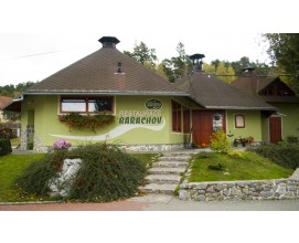 Restaurace se nachází v městysi Jedovnice u břehu rybníka Olšovec. Možnost posezení na letní zahrádce, nabídka specialit z udírny.