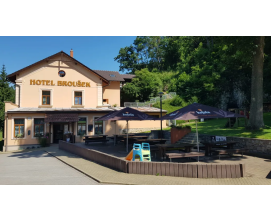 Hotel Broušek je typický rodinný hotel. Nachází se v městysi Sloup, v severní části Moravského krasu, a to asi 100 m od východu ze Sloupsko-šošůvských jeskyní. 