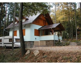 Celoroční pronájem vybavených rekreačních chaty v rekreační oblasti rybníka Olšovec v Jedovnicích. K dispozici je celkem pět chat.