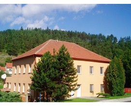 Rodinný penzion hotelového typu se nachází v samotném srdci Moravského krasu a nabízí ubytování v moderních, prostorných a vkusně vybavených pokojích.