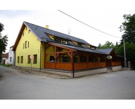 Restaurace se nachází v obci Obůrka, nabízí obědové menu, posezení v pivnici nebo na venkovní zahrádce. 