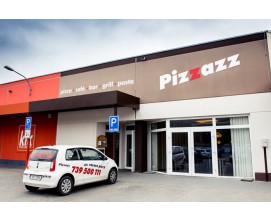 Pizzerie a restaurace Pizzazz se nachází na kraji města Blanska v areálu OD Kaufland. Množství parkovacích míst.