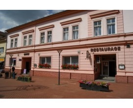 Restaurace se nachází na pěší zóně na ulici Rožmitálova v centru města.