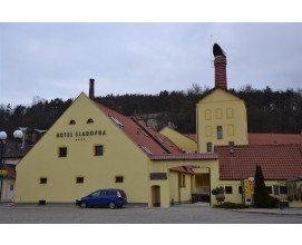 Hotel Sladovna se nachází v Černé Hoře, asi 25 km od Brna, v těsné blízkosti Pivovaru Černá Hora – nejstaršího pivovaru v České republice. Hotel Sladovna**** nabízí svým hostům nabízí komfortní ubytování, gastronomické zázemí, wellness centrum, bowling, prostory pro oslavy (např. historický sloupový sál), konferenční prostory, pivovarské muzeum, vlastní parkoviště a další služby.