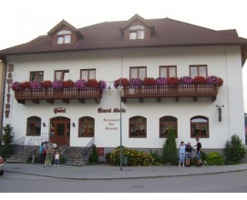 Hotel Stará škola se nachází v městečku Sloup. Ubytování v pokojích v alpském stylu s nábytkem z masivního dřeva. Hostům jsou k dispozici tři salonky, otevřený krb a stylový hotelový bar.