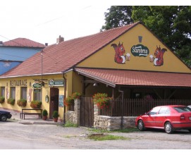 Restaurace se nachází cca 6 km od Blanska a leží ve středu obce Lažánky. Restaurace nabízí kapacitu 50 míst + salonky s 57 místy. Možnost parkování.