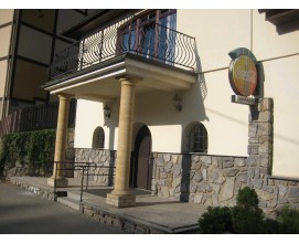 Ubytování v rodinném domě s vinárnou v obci Olomučany, která se nachází 2 km od Blanska. K dispozici je pět pokojů.