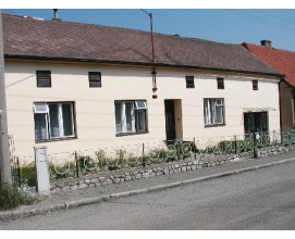 Starší chalupa s předzahrádkou se nachází v řadové zástavbě v malé obci Vysočany. V objektu se nachází několik místností zařízených ke spaní i odpočinku.